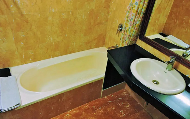 Hotel Traveller's Paradise Naukuchiatal [The Hill Skirt Resort]