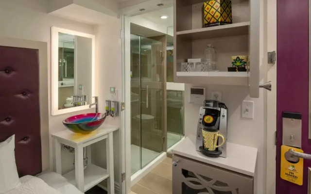 Staypineapple, An Artful Hotel, Midtown