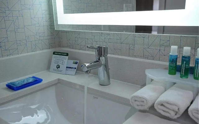 Holiday Inn Express & Suites Toronto Airport West by IHG