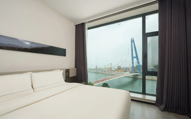 Dalian Xinghai Square Century City Sculpture Sea View Atour Hotel