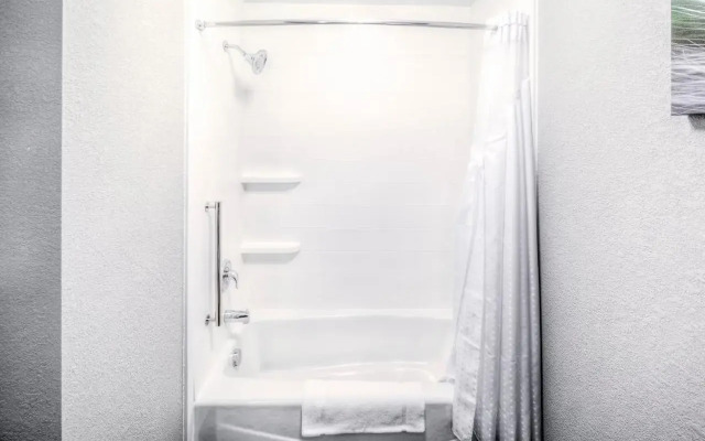 Holiday Inn Express & Suites Cleveland West - Westlake by IHG