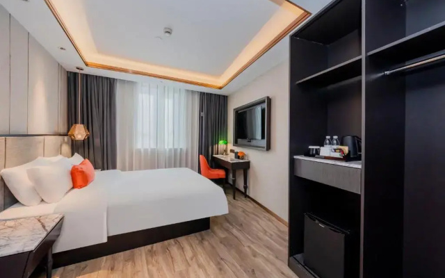 Yitel Premium Shanghai People Square Nanjing Road Pedestrian Street Shop