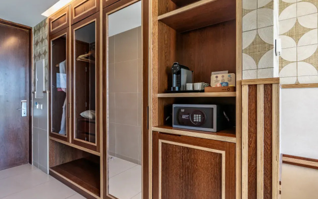 Wine & Books by the Sea