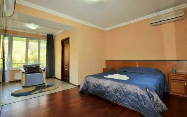 Zeleniy Dom Guest House