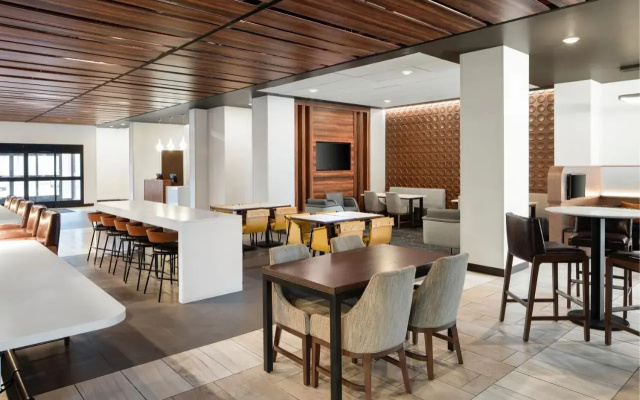 Courtyard by Marriott Seattle SeaTac Airport