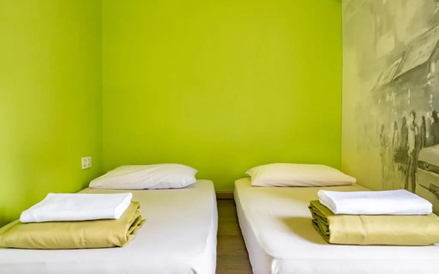 PODs The Backpackers Home & Cafe