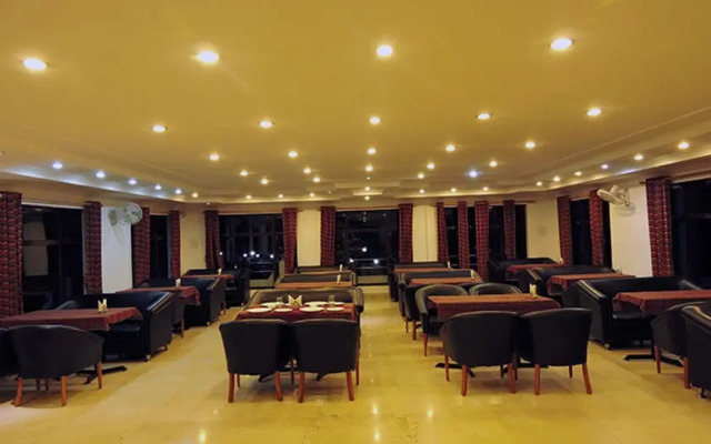 Hotel Traveller's Paradise Naukuchiatal [The Hill Skirt Resort]