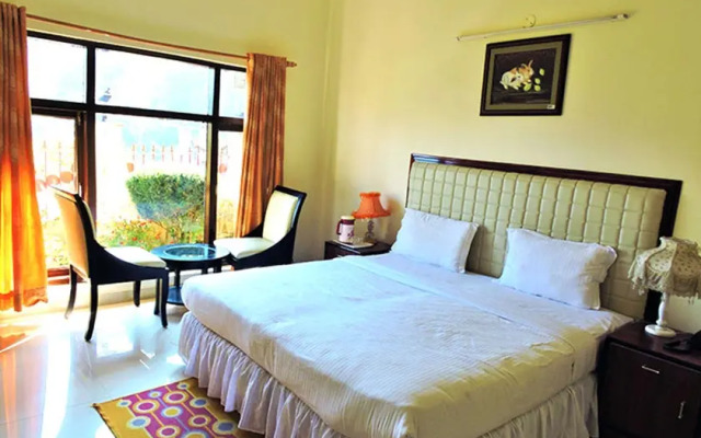 Hotel Traveller's Paradise Naukuchiatal [The Hill Skirt Resort]