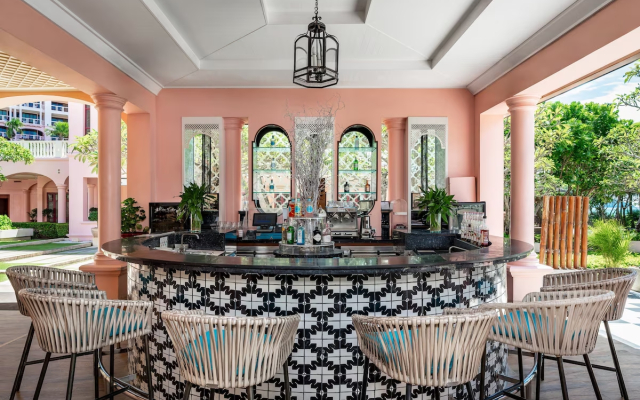 Отель Centara Grand Beach Resort Phuket 