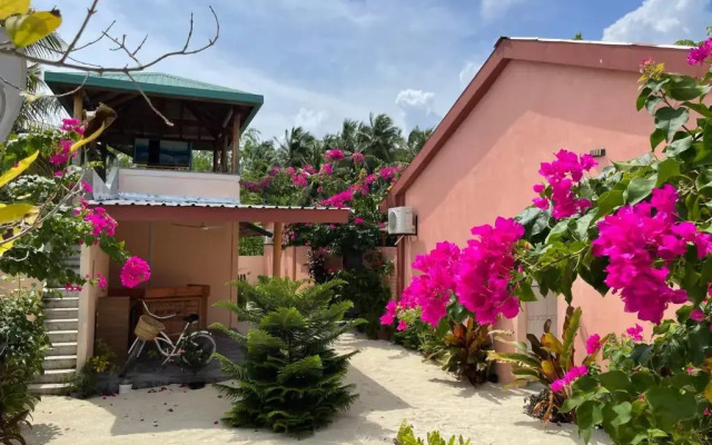 New Breeze Thoddoo Inn