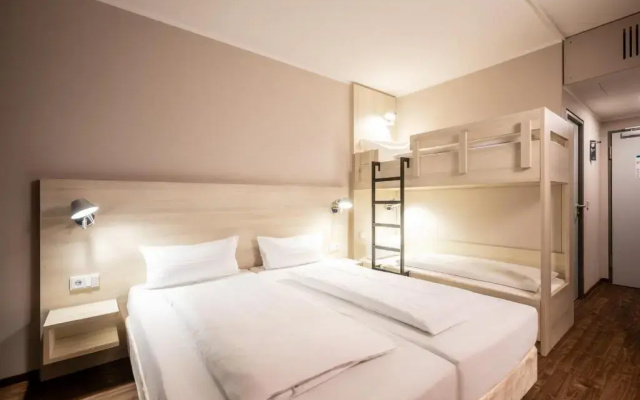 Отель Coffee Fellows Hotel Irschenberg Sud