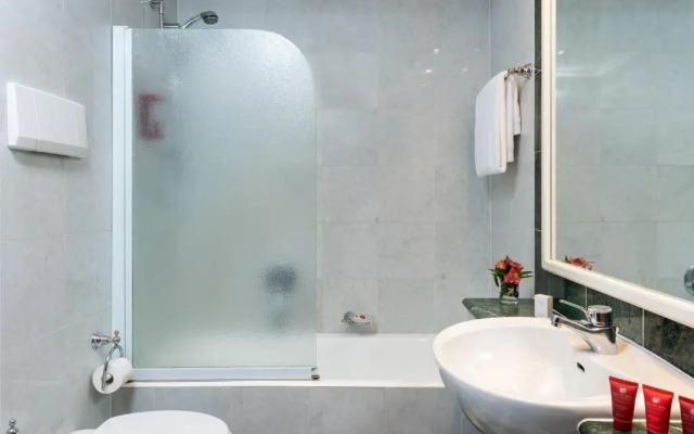 Отель Leonardo Hotel Milan City Center