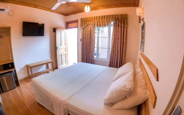 New Breeze Thoddoo Inn
