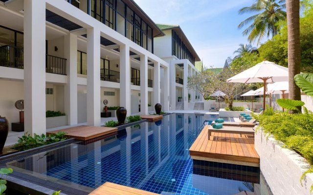 Отель OUTRIGGER Surin Beach Resort