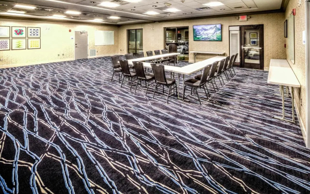 Holiday Inn Express & Suites Cleveland West - Westlake by IHG