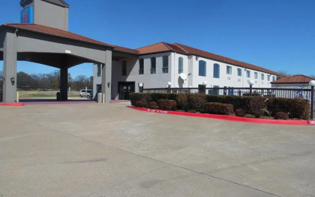 Motel 6 Ennis, TX