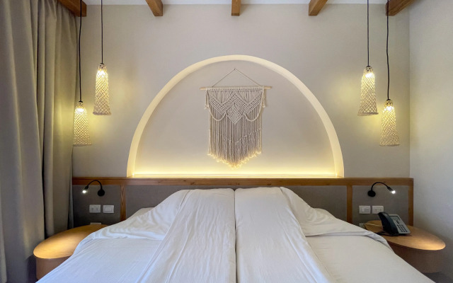 The Breakers Diving & Surfing Lodge