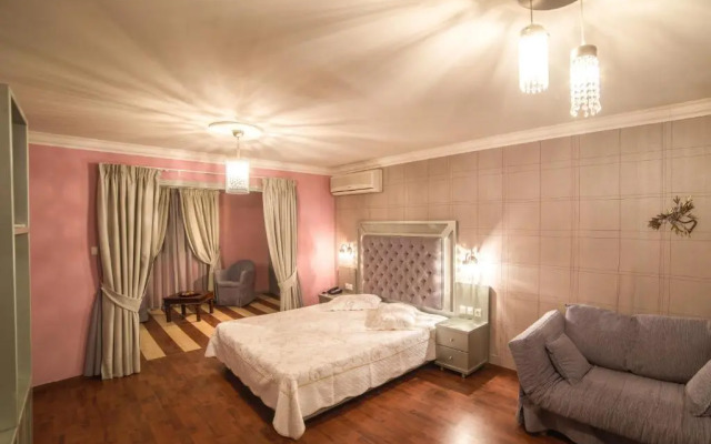 Delphi Art Hotel