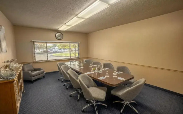 Piccadilly Inn Airport