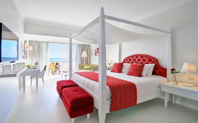 Double Whiterose Honeymoon Suite (full double bed)