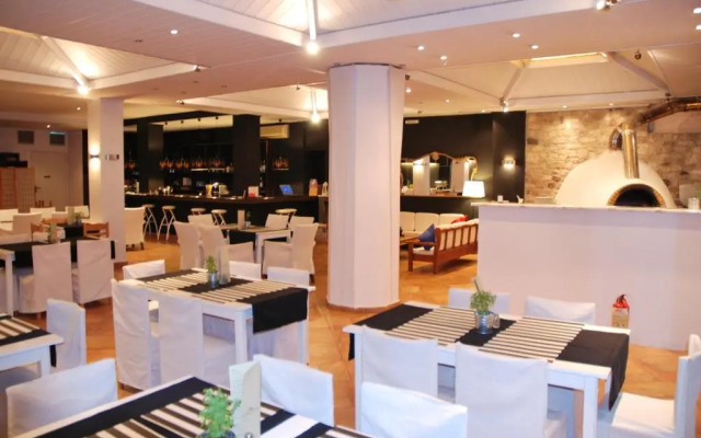 Отель Kanelli Beach