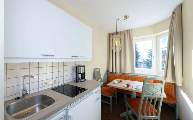 Crystls Aparthotel