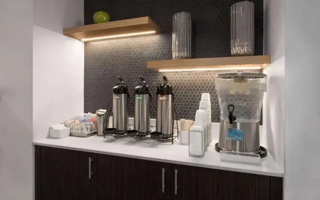 La Quinta Inn & Suites by Wyndham Meridian