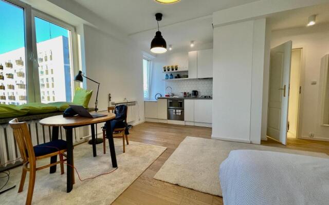 HOLIDAY 2 WiFi 300Mbs 70’TV Netflix HBO Max Apple