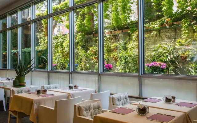 Blaise & Francis Hotel