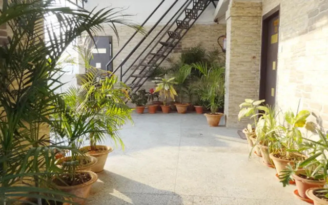 Hotel Nesh Inn