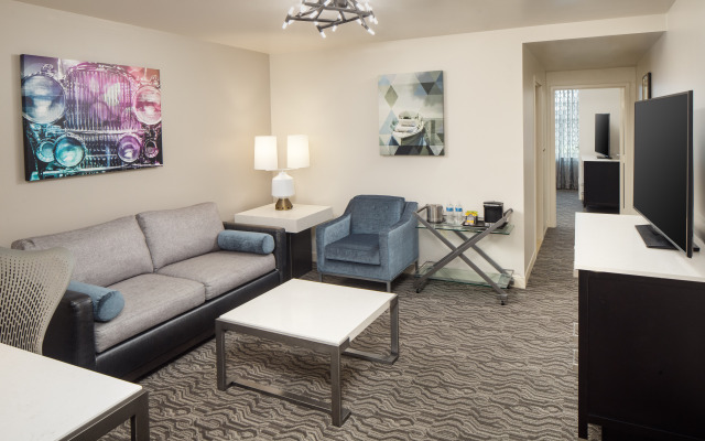 DoubleTree Suites by Hilton Hotel Detroit Downtown - Fort Shelby