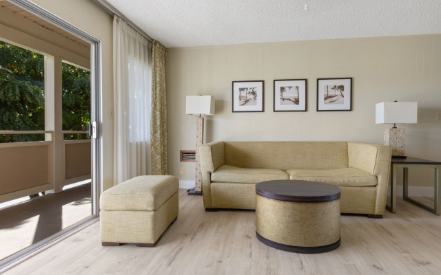 Plantation Hale Suites