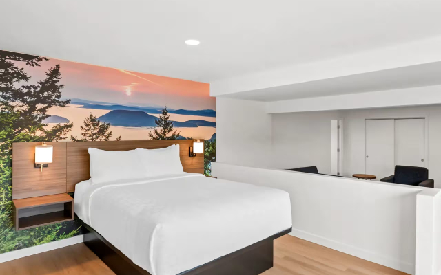 Clarion Pointe Hotel