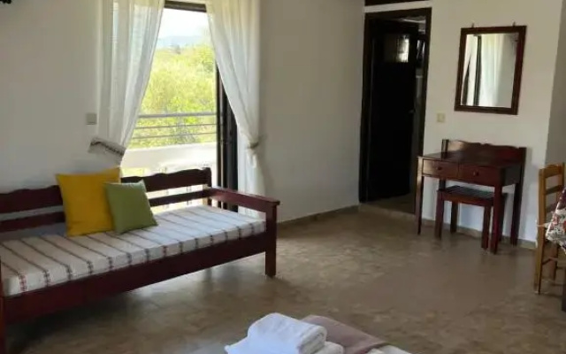 Zourpos Studios & Apartments
