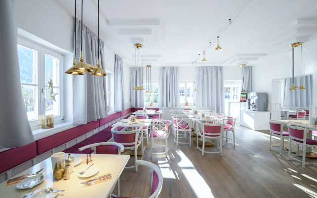 Crystls Aparthotel