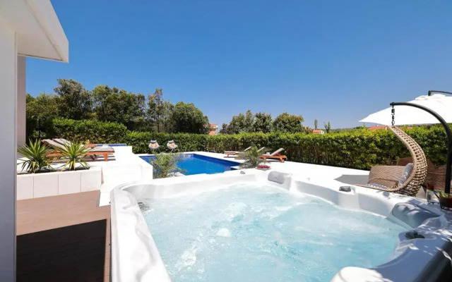 Villa Pino with Jacuzzi