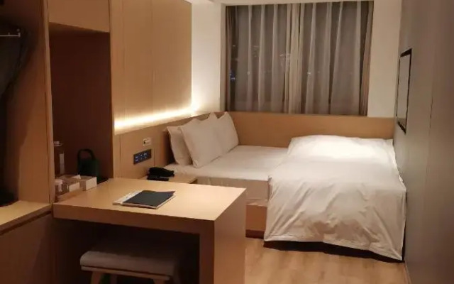 Zhengzhou East Railway Station Crossing Hotel