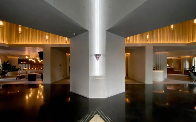 Zhengzhou East Railway Station Crossing Hotel