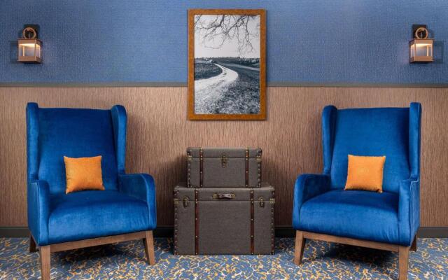 Hotel Westport Kansas City, Tapestry Collection by Hilton