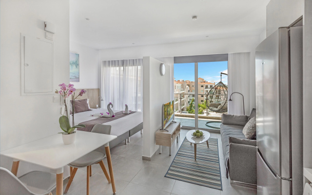 Deluxe Double Studio with balcony (full double bed)