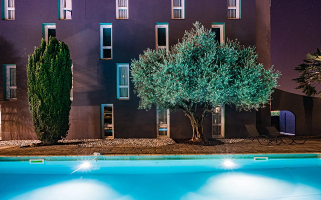PoMo Hotel & Restaurant