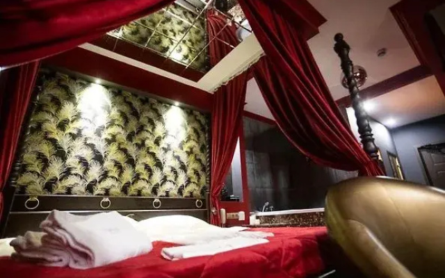 Red Room Hotel
