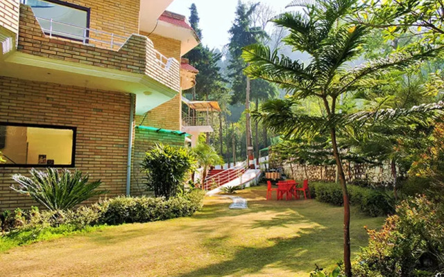 Hotel Traveller's Paradise Naukuchiatal [The Hill Skirt Resort]