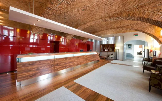 Jet Hotel