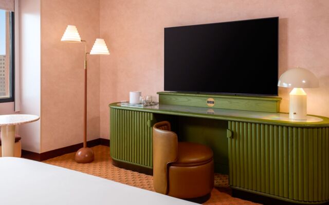 Downright Austin, A Renaissance Hotel