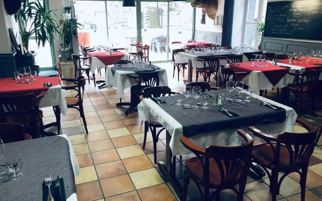 Logis Hôtel Le Relais Des Remparts