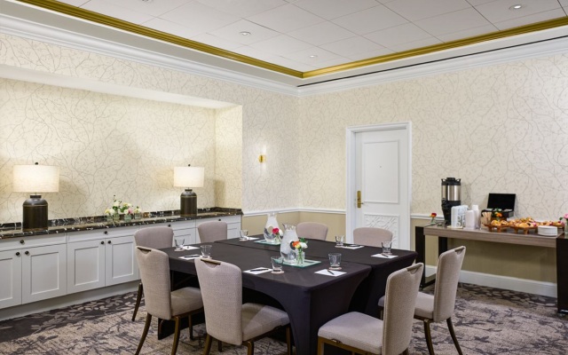 The Alexandrian Old Town Alexandria, Autograph Collection