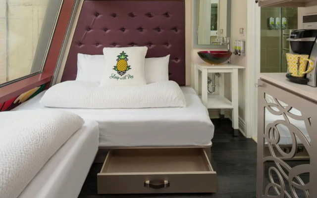 Staypineapple, An Artful Hotel, Midtown