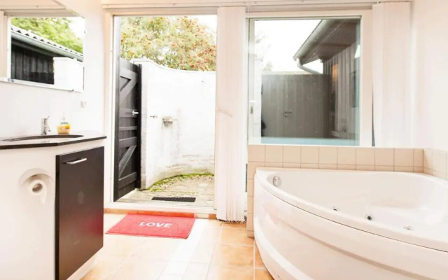 6 Person Holiday Home in Dronningmolle-by Traum