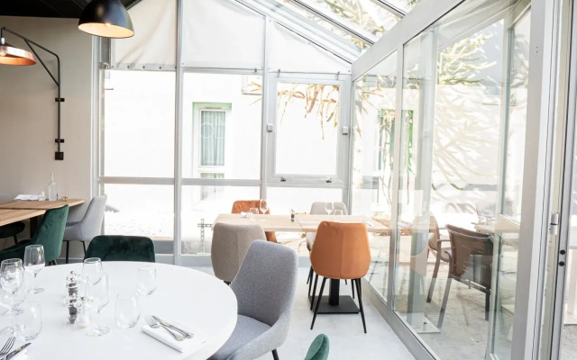 PoMo Hotel & Restaurant